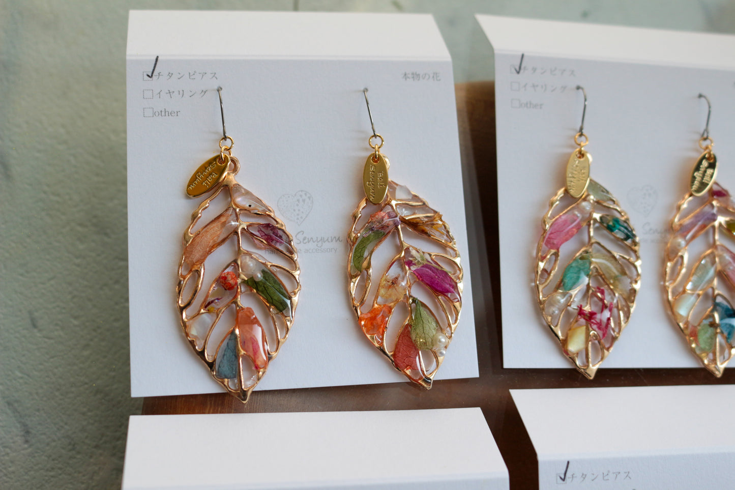 Leaf Earrings With Seasonal Flower Petals No.64 ピアスorイヤリング
