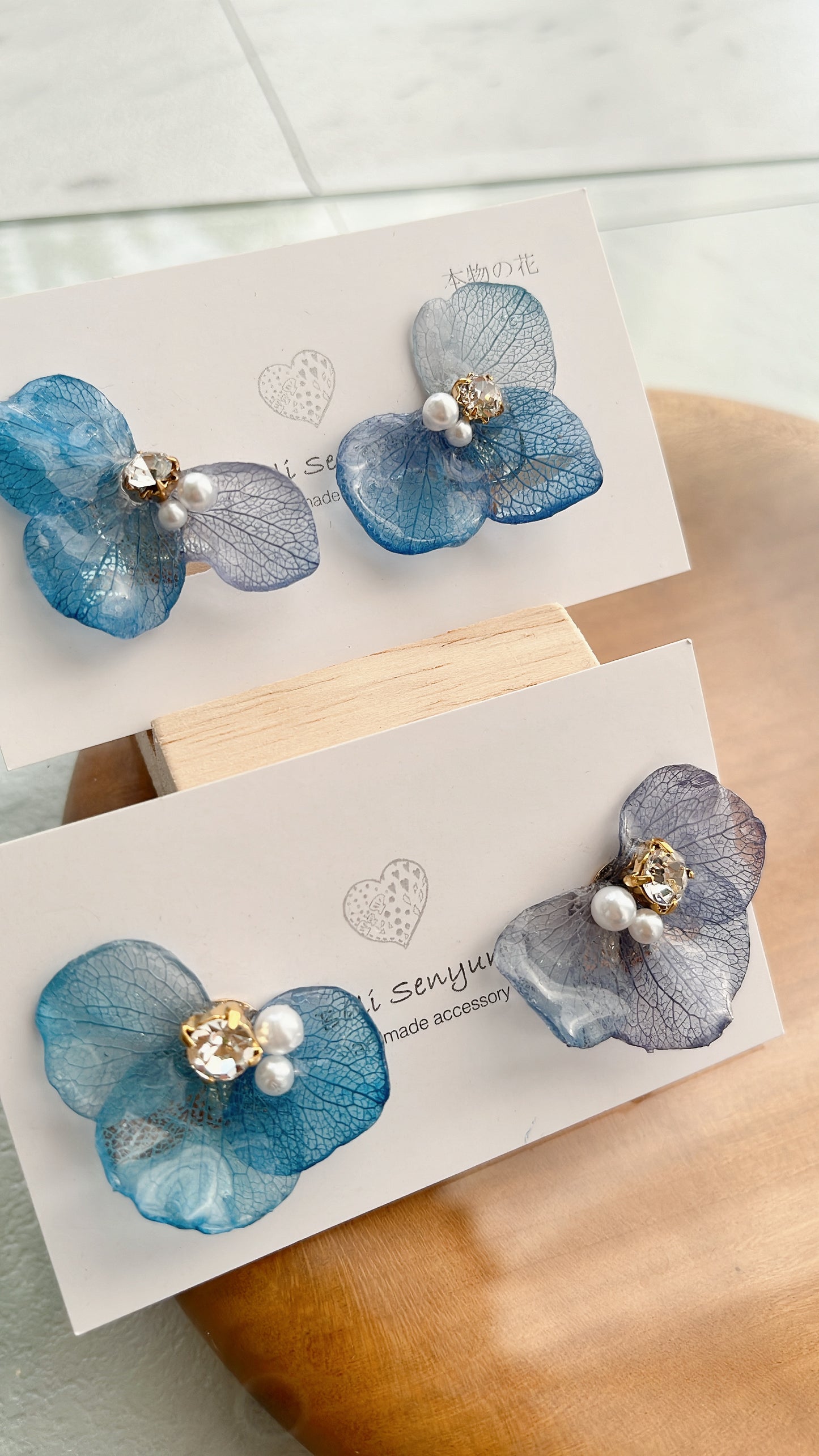 Gradation Hydrangea Wing No.82 - Clip-on(イヤリング)