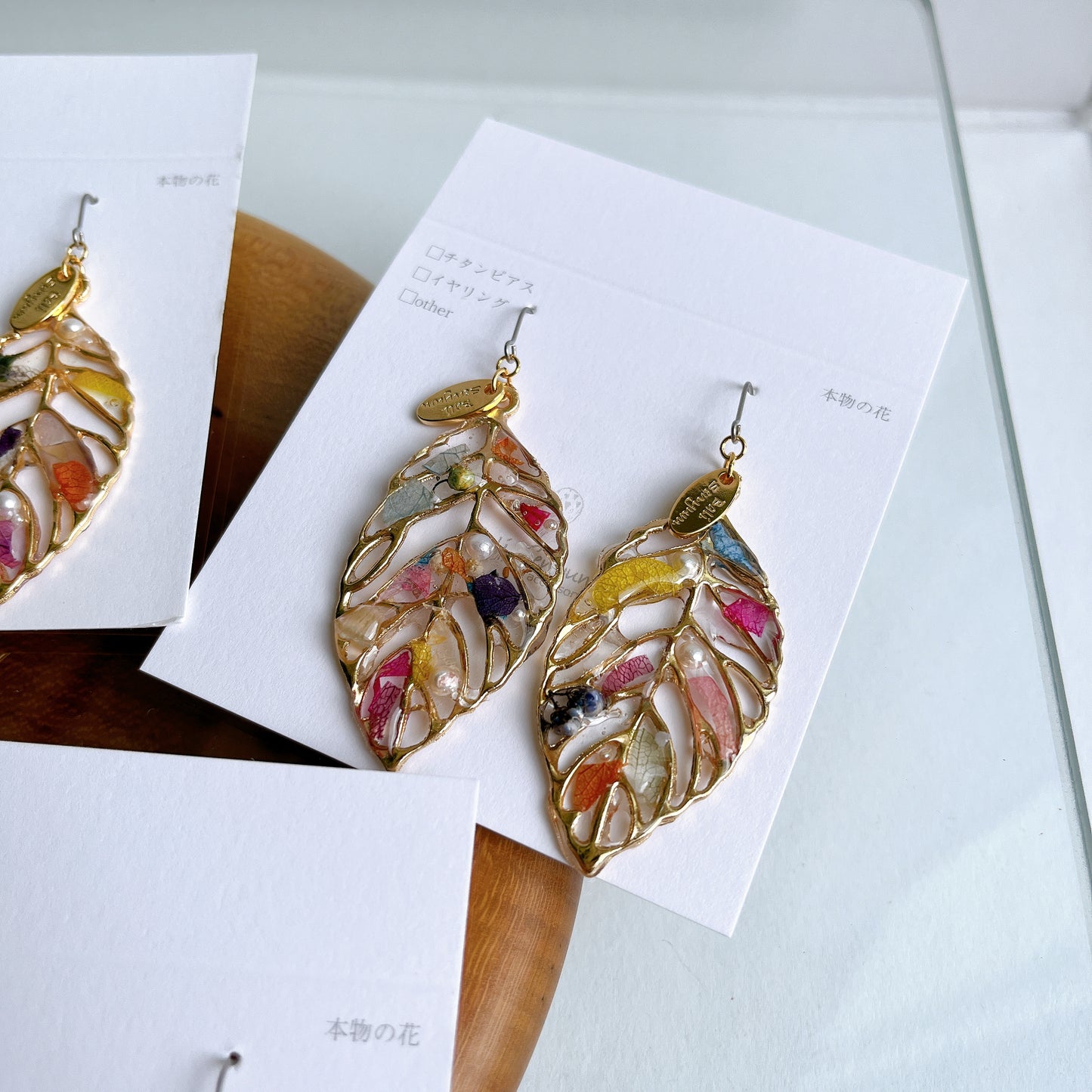 Leaf Earrings With Seasonal Flower Petals No.47 ピアスorイヤリング