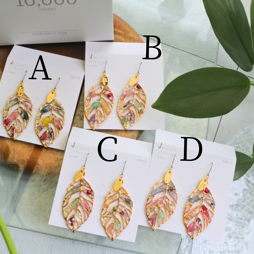 Leaf Earrings With Seasonal Flower Petals No.66 ピアスorイヤリング