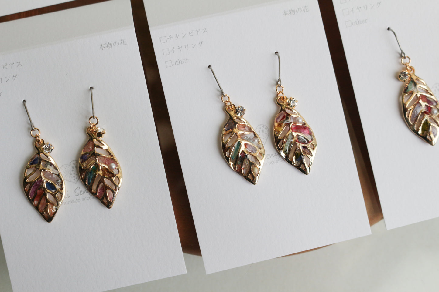 Small Leaf Earrings With Seasonal Flower Petals No.6 ピアス or イヤリング