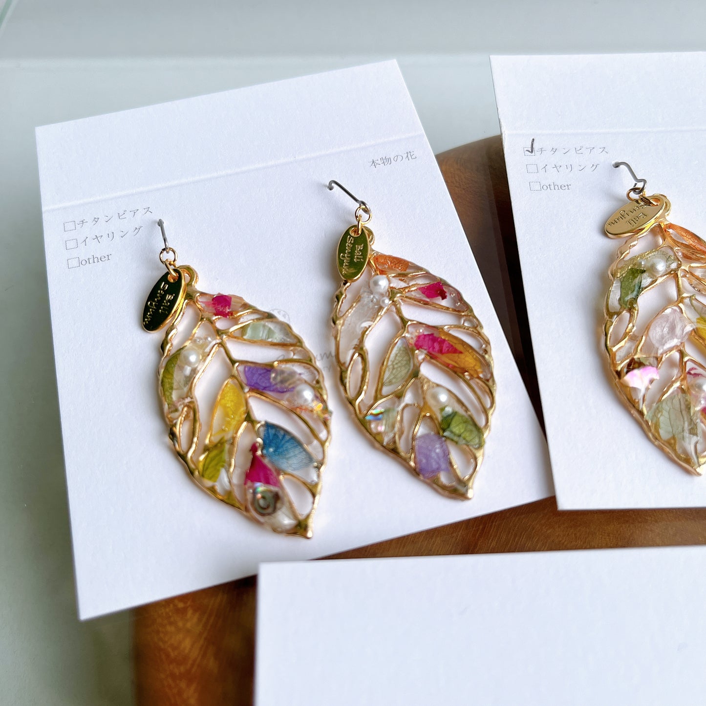 Leaf Earrings With Seasonal Flower Petals No.47 ピアスorイヤリング