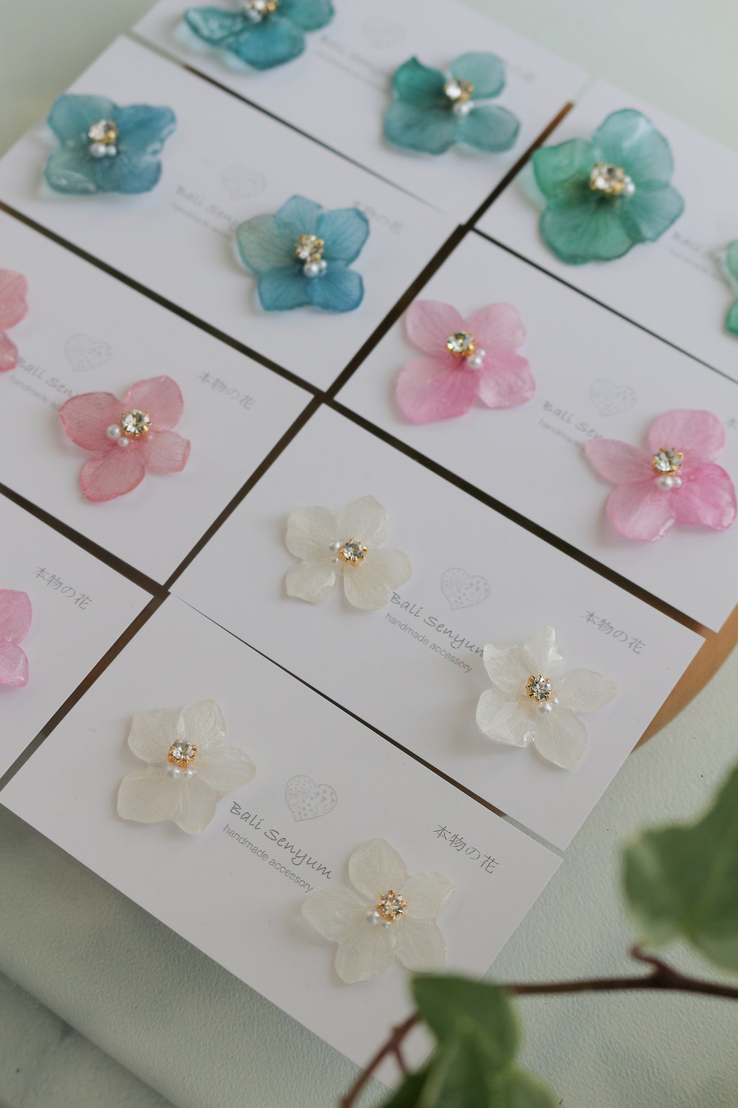 Hydrangea Petal No.56 パーツ選べます。Clip-on or Titanium Pierce