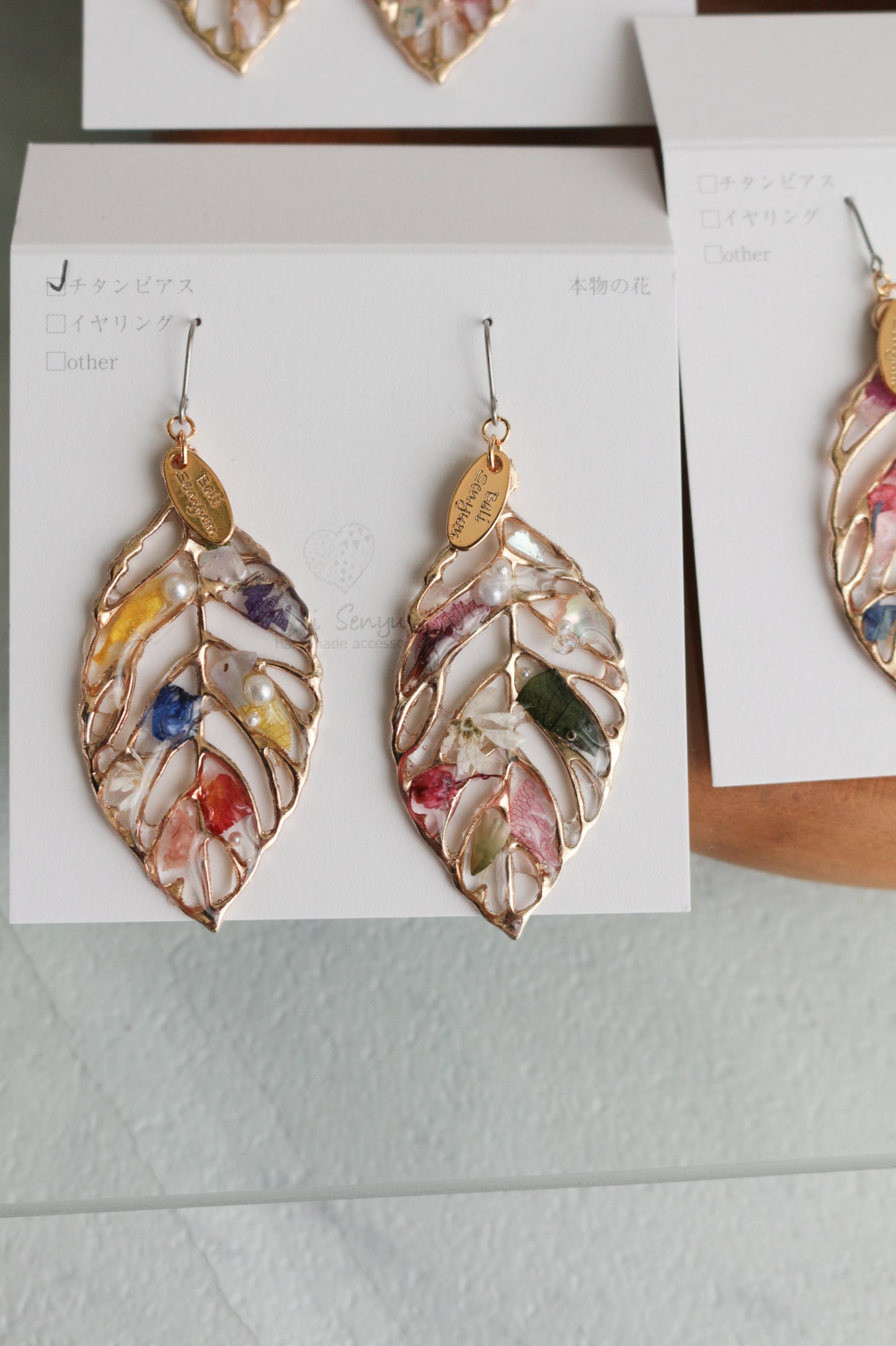 Leaf Earrings With Seasonal Flower Petals No.58 ピアスorイヤリング