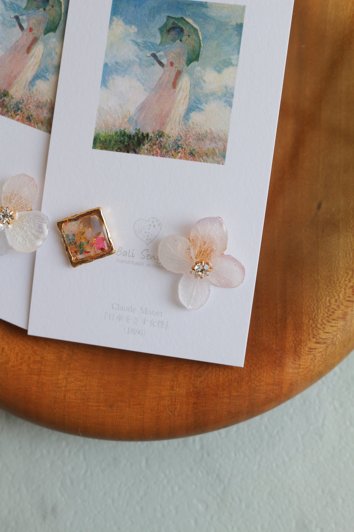 Monet Inspired Flower Earrings No.8 ピアスTitanium Pierce 日傘をさす女性