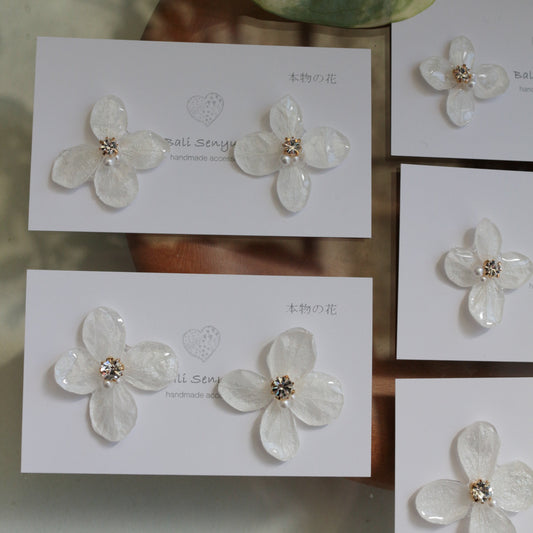 Hydrangea Petal  No.61 パーツ選べます。Clip-on or Titanium Pierce