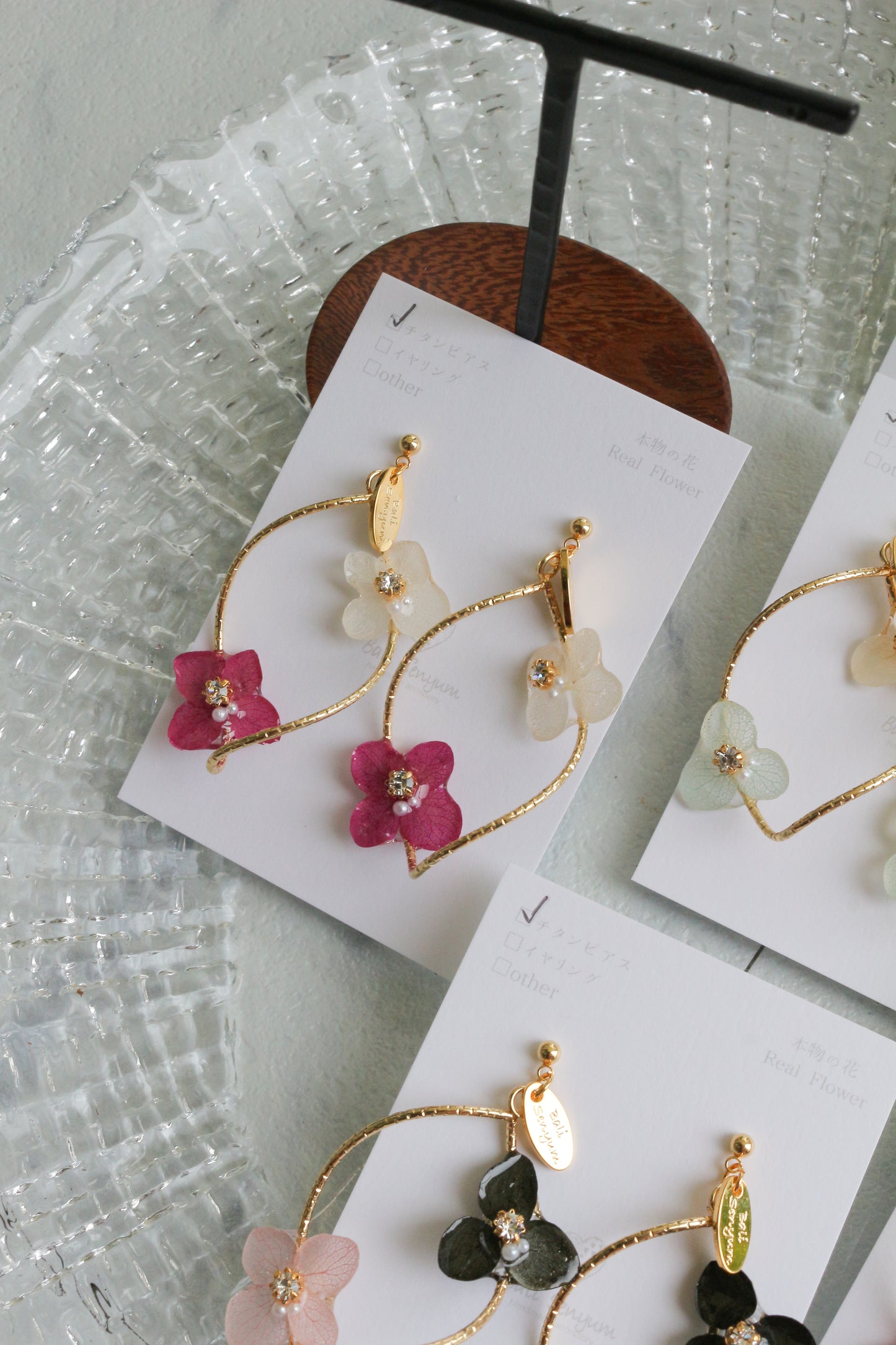 Twisted Tear-Drop Hoop Earrings with Hydrangeas No.1 ピアスorイヤリング