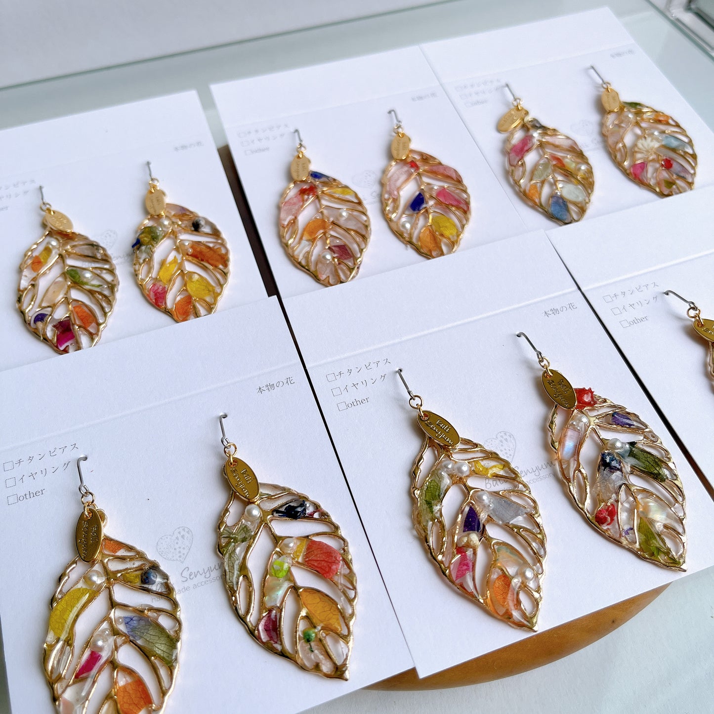 Leaf Earrings With Seasonal Flower Petals No.48 ピアスorイヤリング