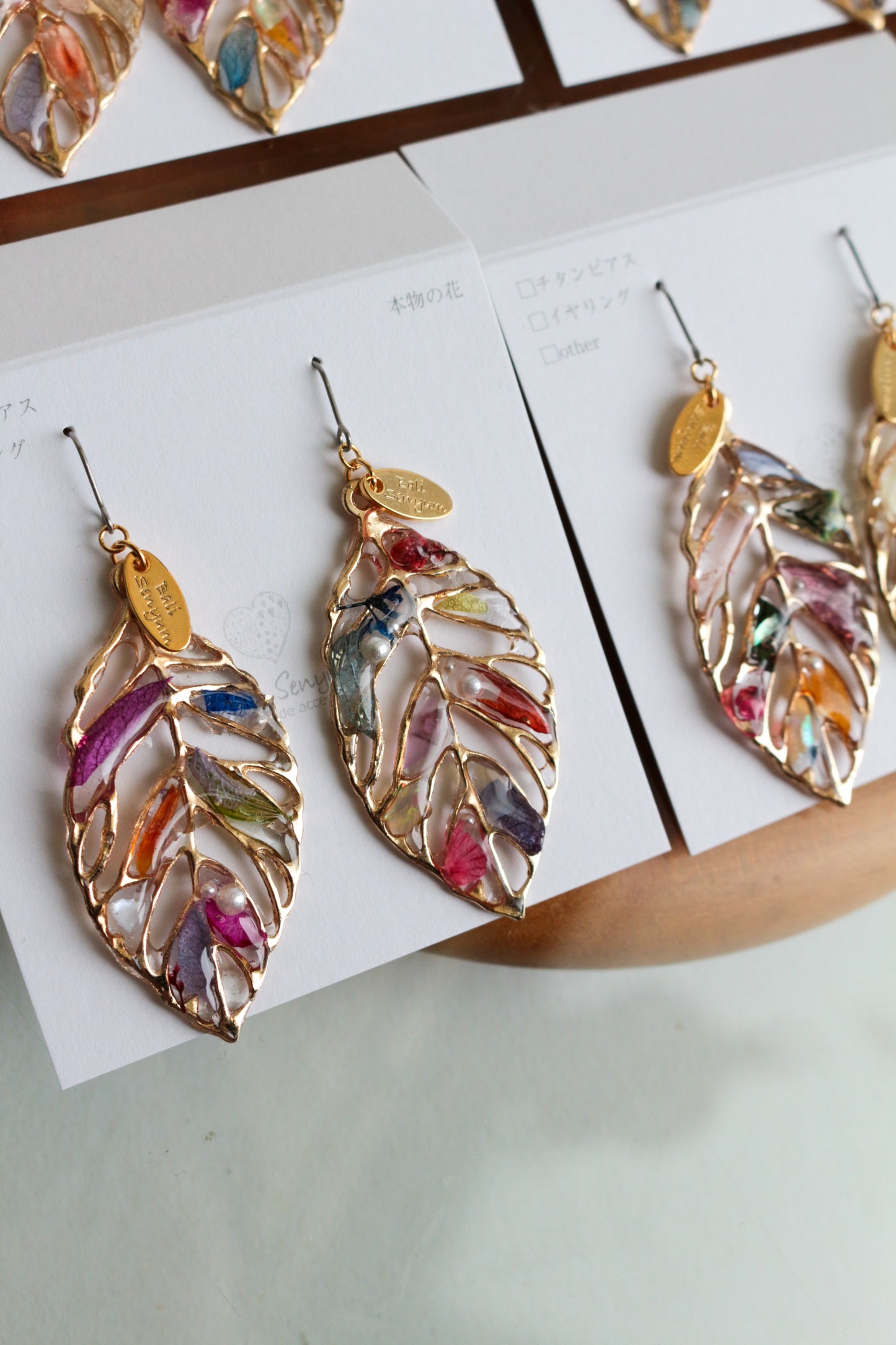 Leaf Earrings With Seasonal Flower Petals No.57 ピアスorイヤリング