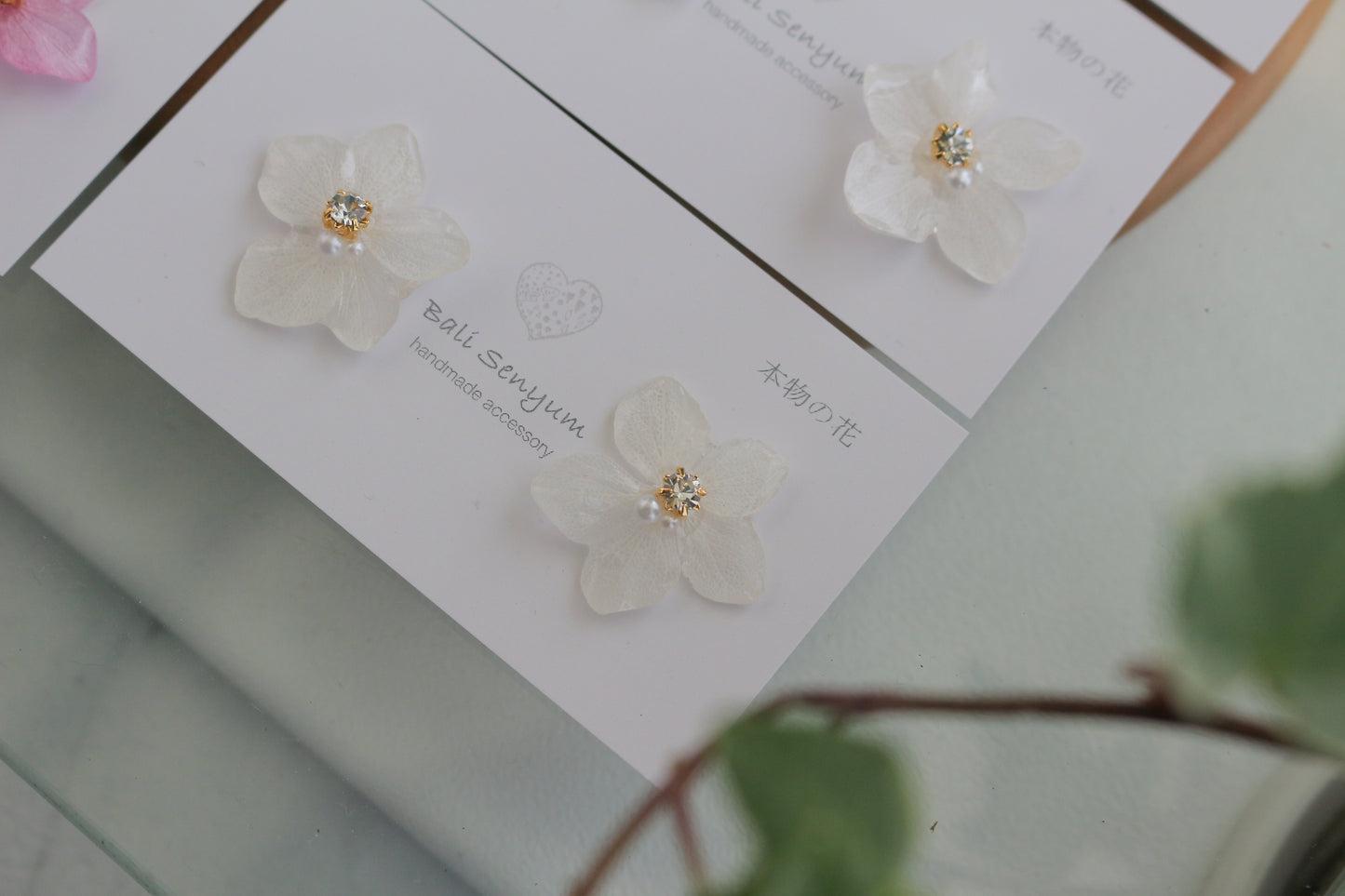 Hydrangea Petal No.56 パーツ選べます。Clip-on or Titanium Pierce