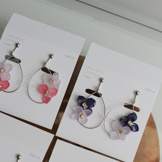 Teardrop Silver color Hoop Earrings with Hydrangeas No.1 ピアスorイヤリング