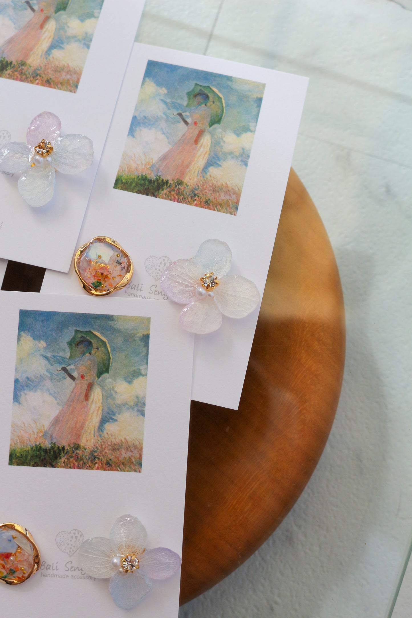 Monet Inspired Flower Earrings No.6 ピアスTitanium Pierce 日傘をさす女性
