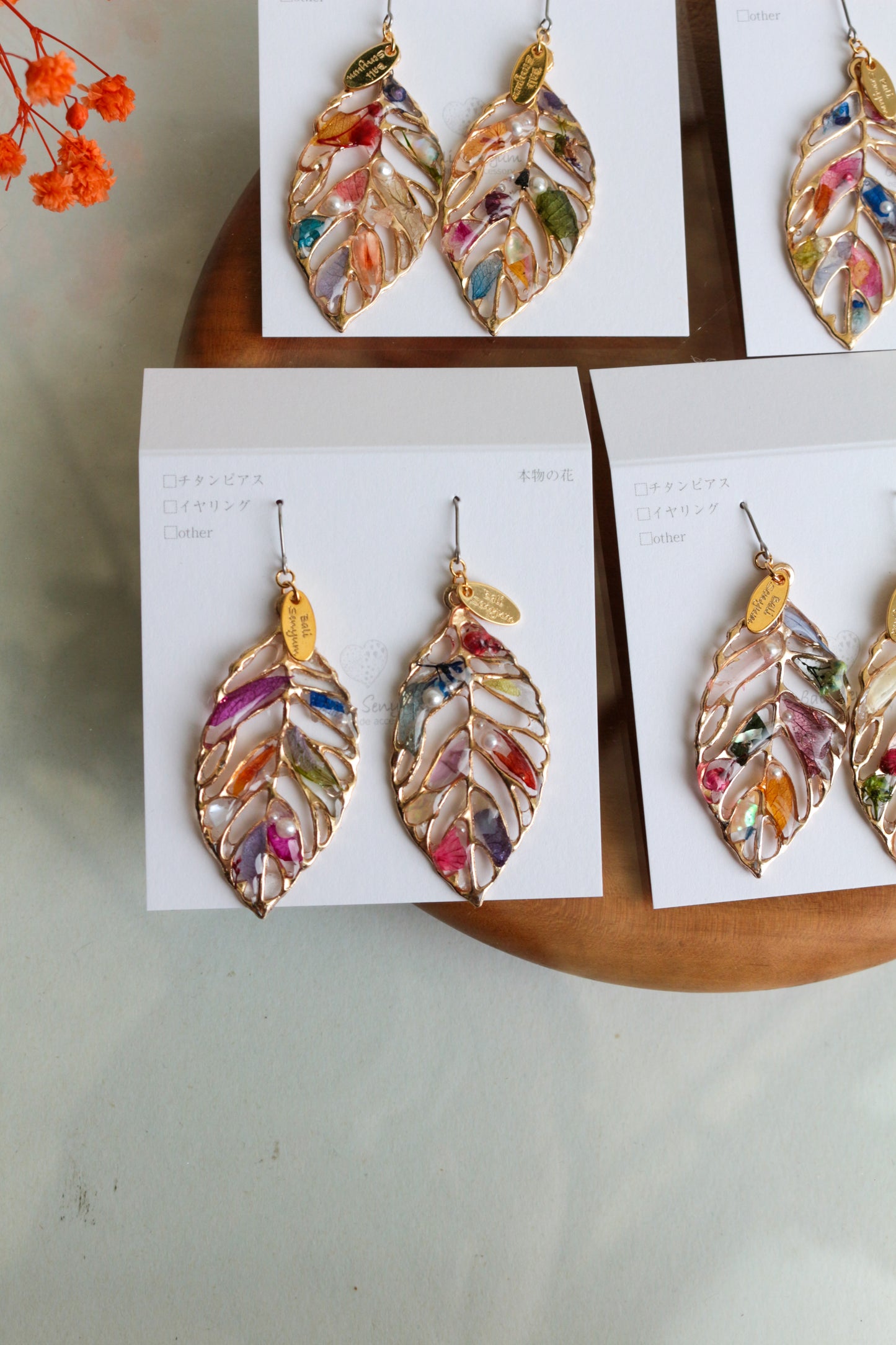 Leaf Earrings With Seasonal Flower Petals No.57 ピアスorイヤリング
