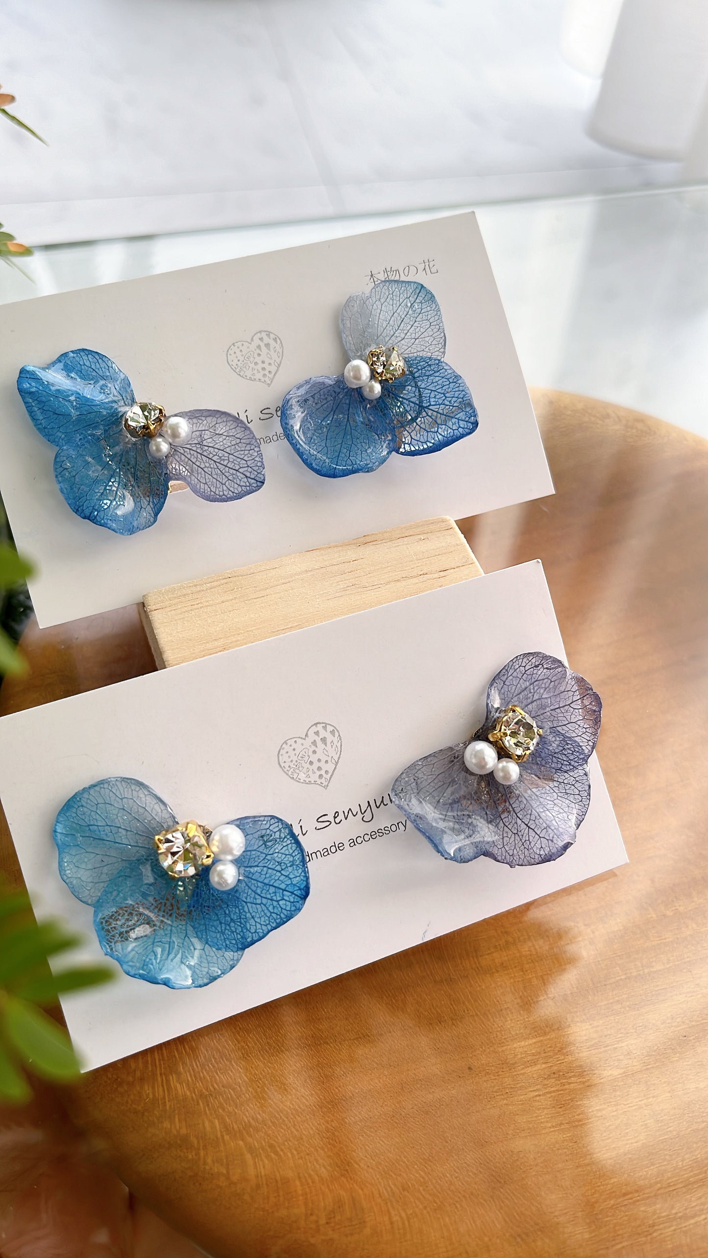 Gradation Hydrangea Wing No.82 - Clip-on(イヤリング)