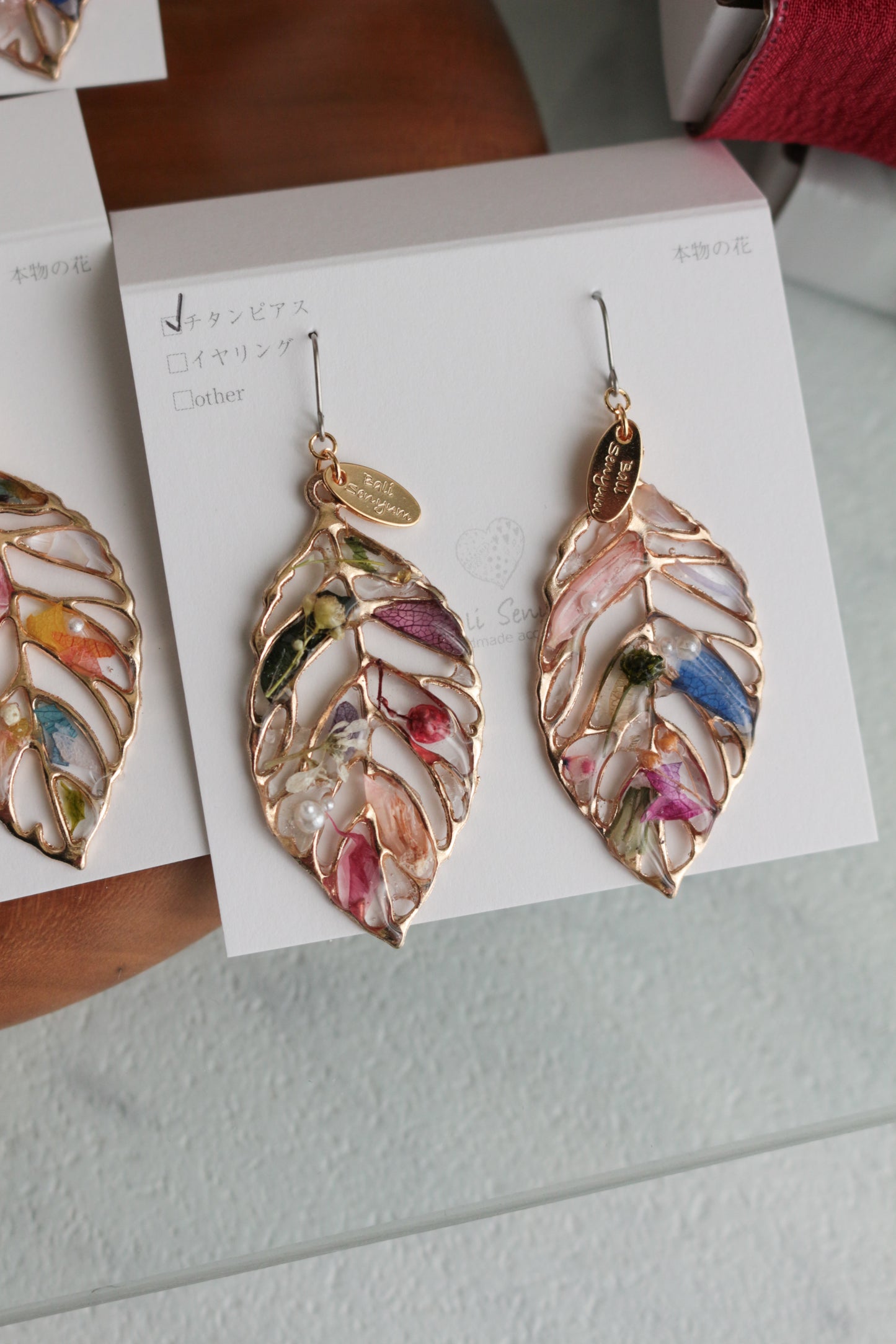 Leaf Earrings With Seasonal Flower Petals No.58 ピアスorイヤリング