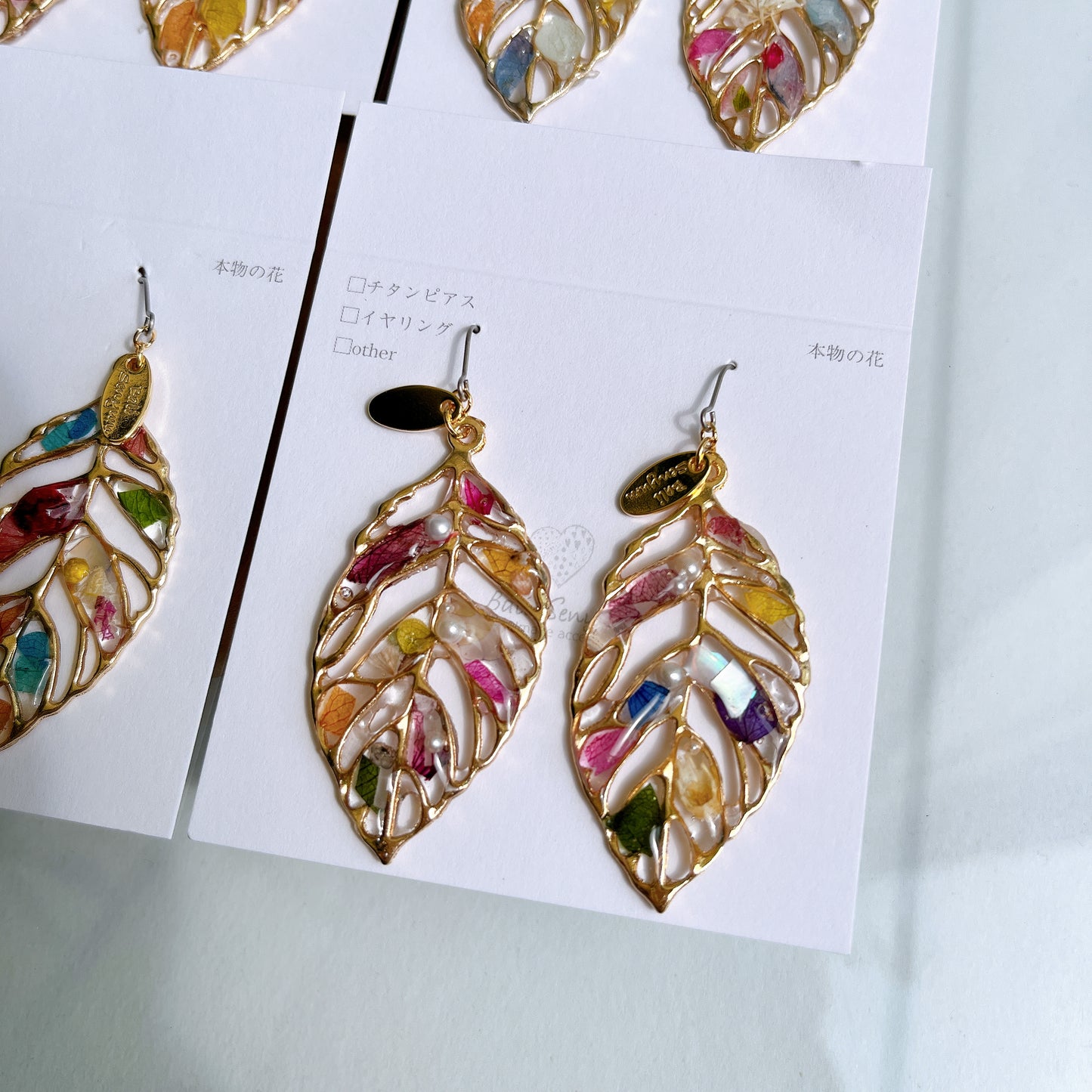 Leaf Earrings With Seasonal Flower Petals No.48 ピアスorイヤリング