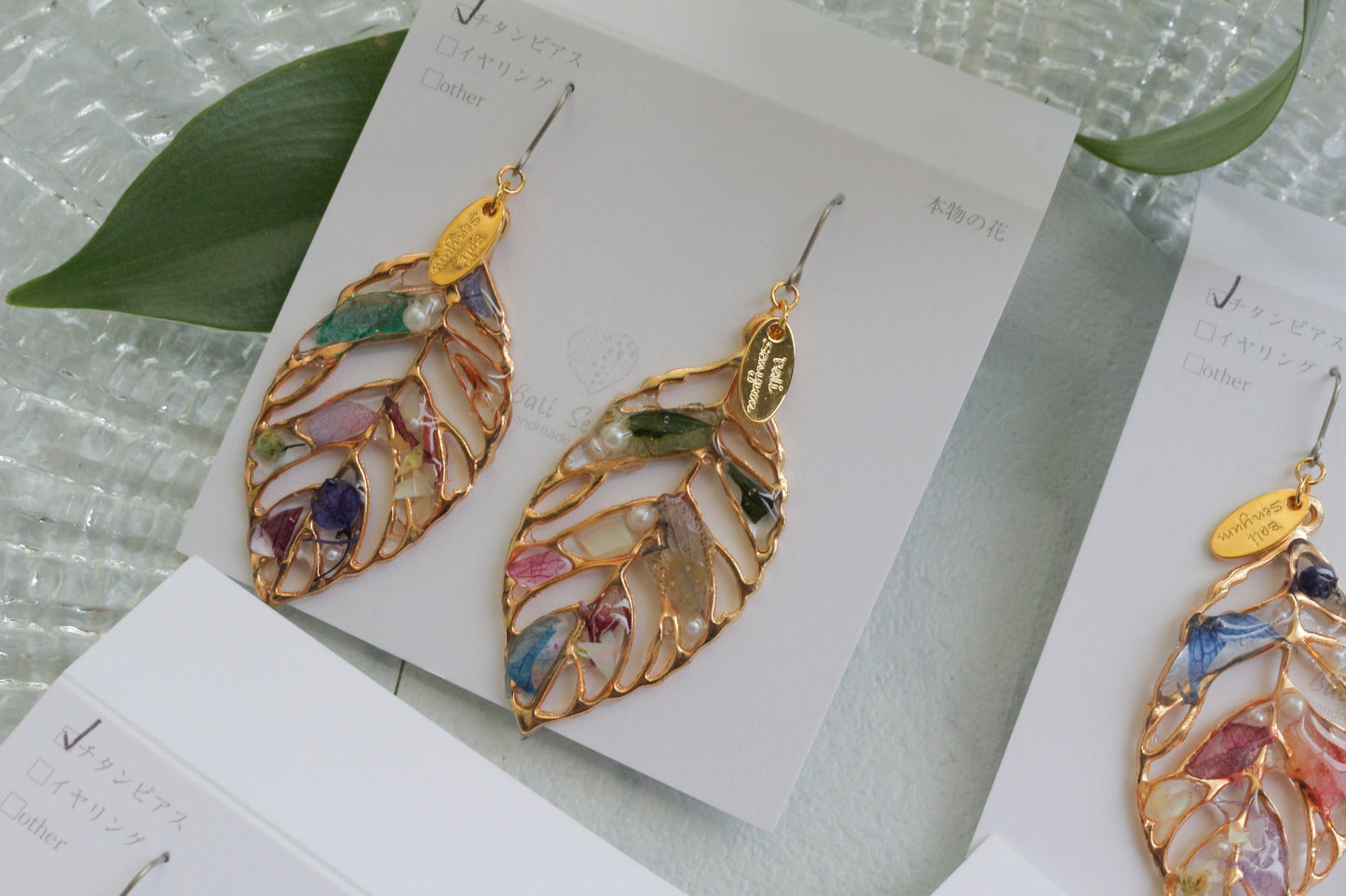 Leaf Earrings With Seasonal Flower Petals No.67 ピアスorイヤリング