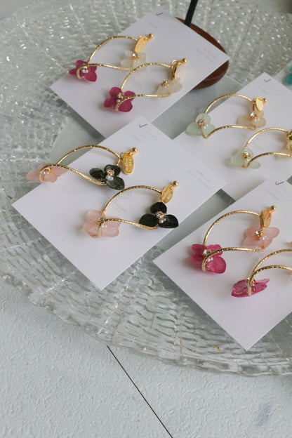 Twisted Tear-Drop Hoop Earrings with Hydrangeas No.1 ピアスorイヤリング