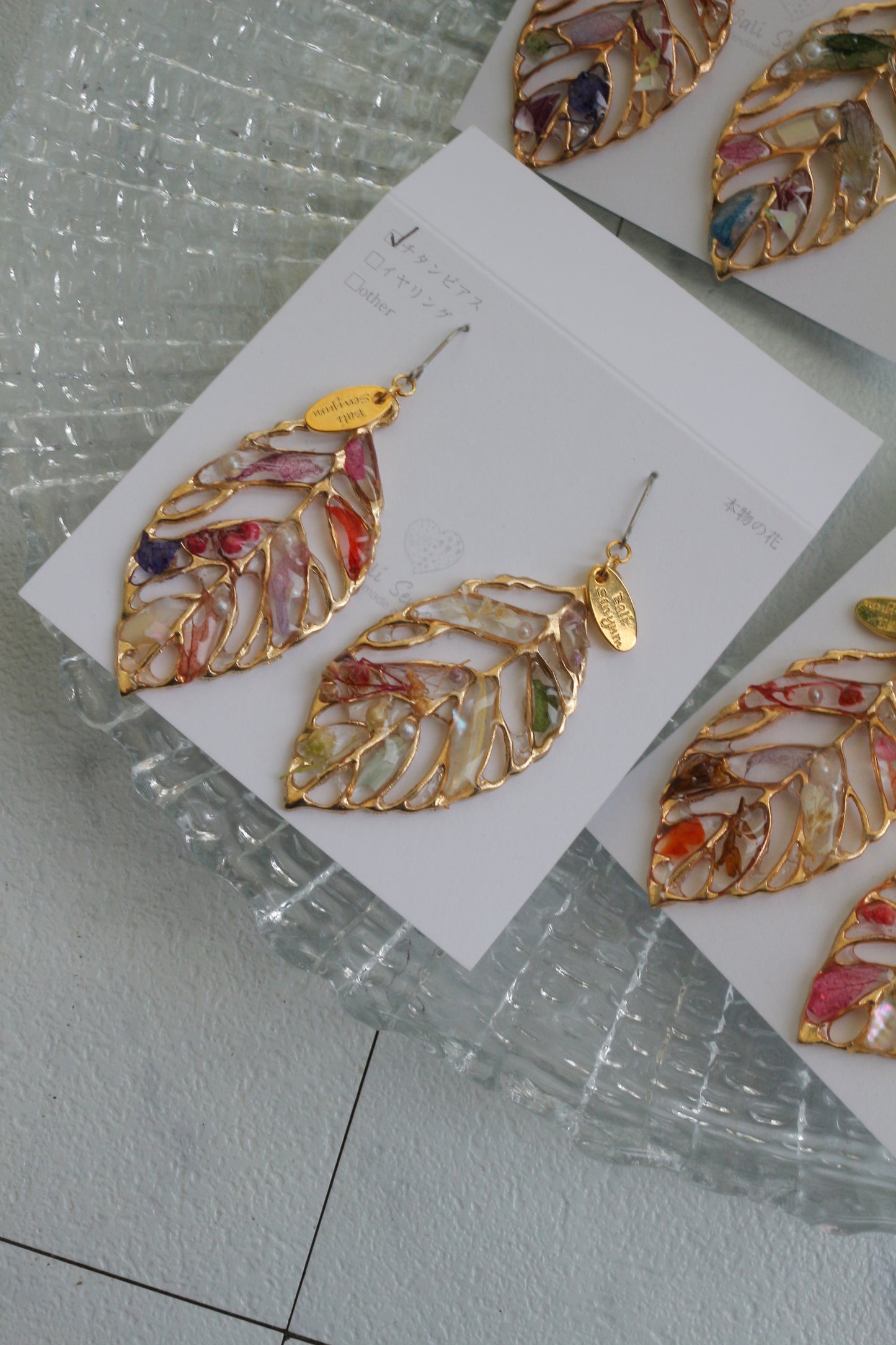 Leaf Earrings With Seasonal Flower Petals No.67 ピアスorイヤリング