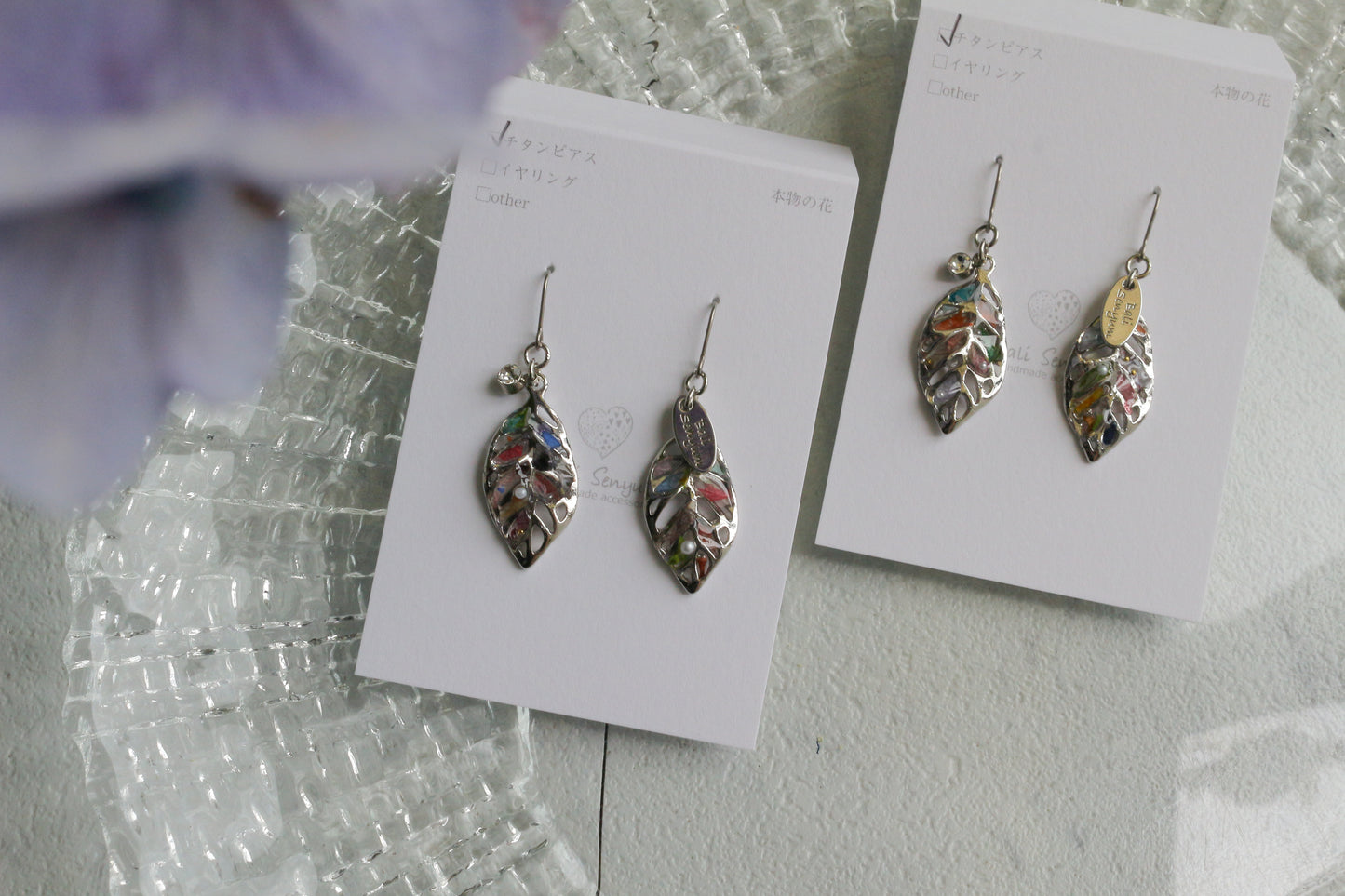 Small Leaf Earrings With Seasonal Flower Petals No.1 Silver colorピアス or イヤリング