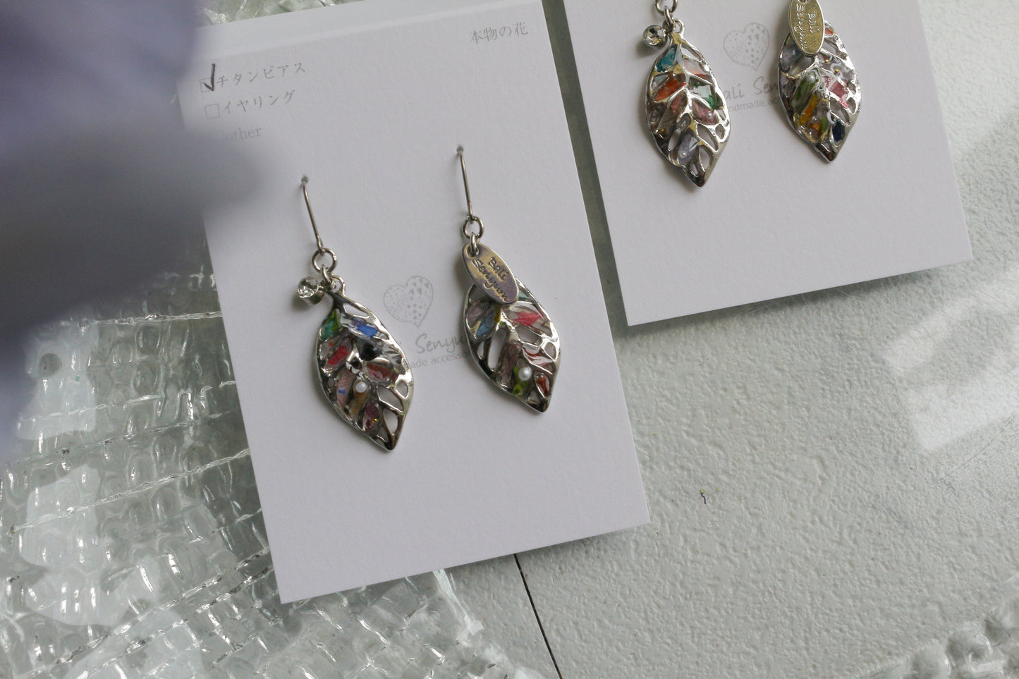 Small Leaf Earrings With Seasonal Flower Petals No.1 Silver colorピアス or イヤリング