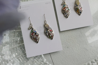 Small Leaf Earrings With Seasonal Flower Petals No.1 Silver colorピアス or イヤリング