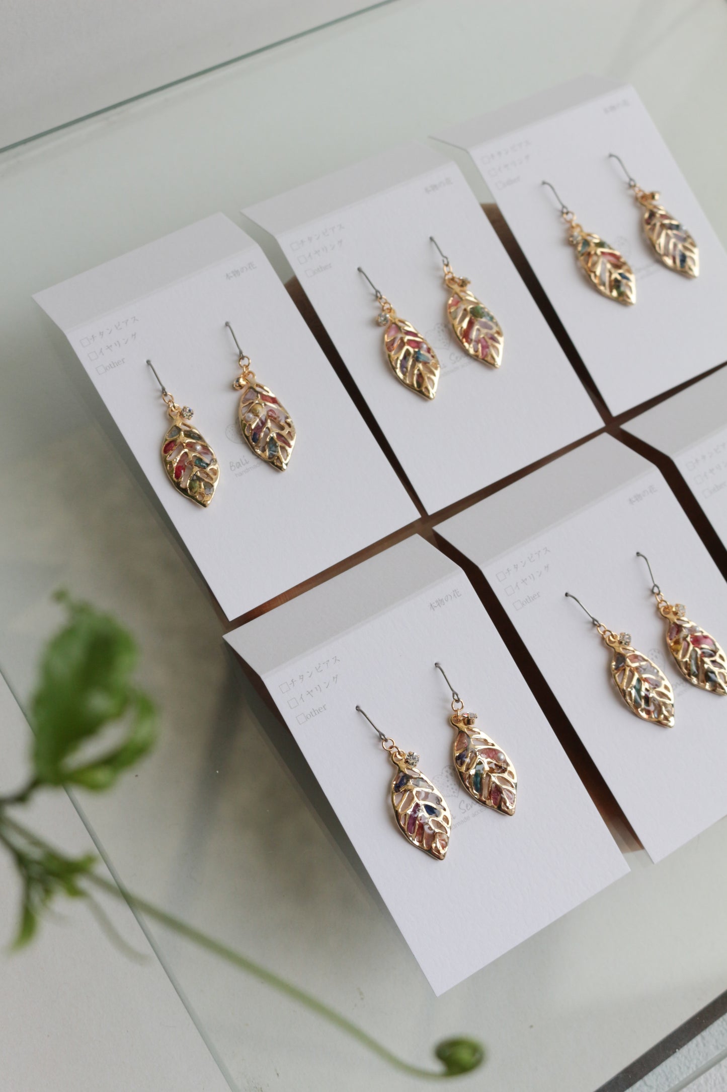 Small Leaf Earrings With Seasonal Flower Petals No.6 ピアス or イヤリング