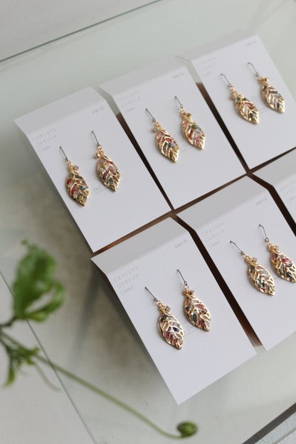 Small Leaf Earrings With Seasonal Flower Petals No.6 ピアス or イヤリング