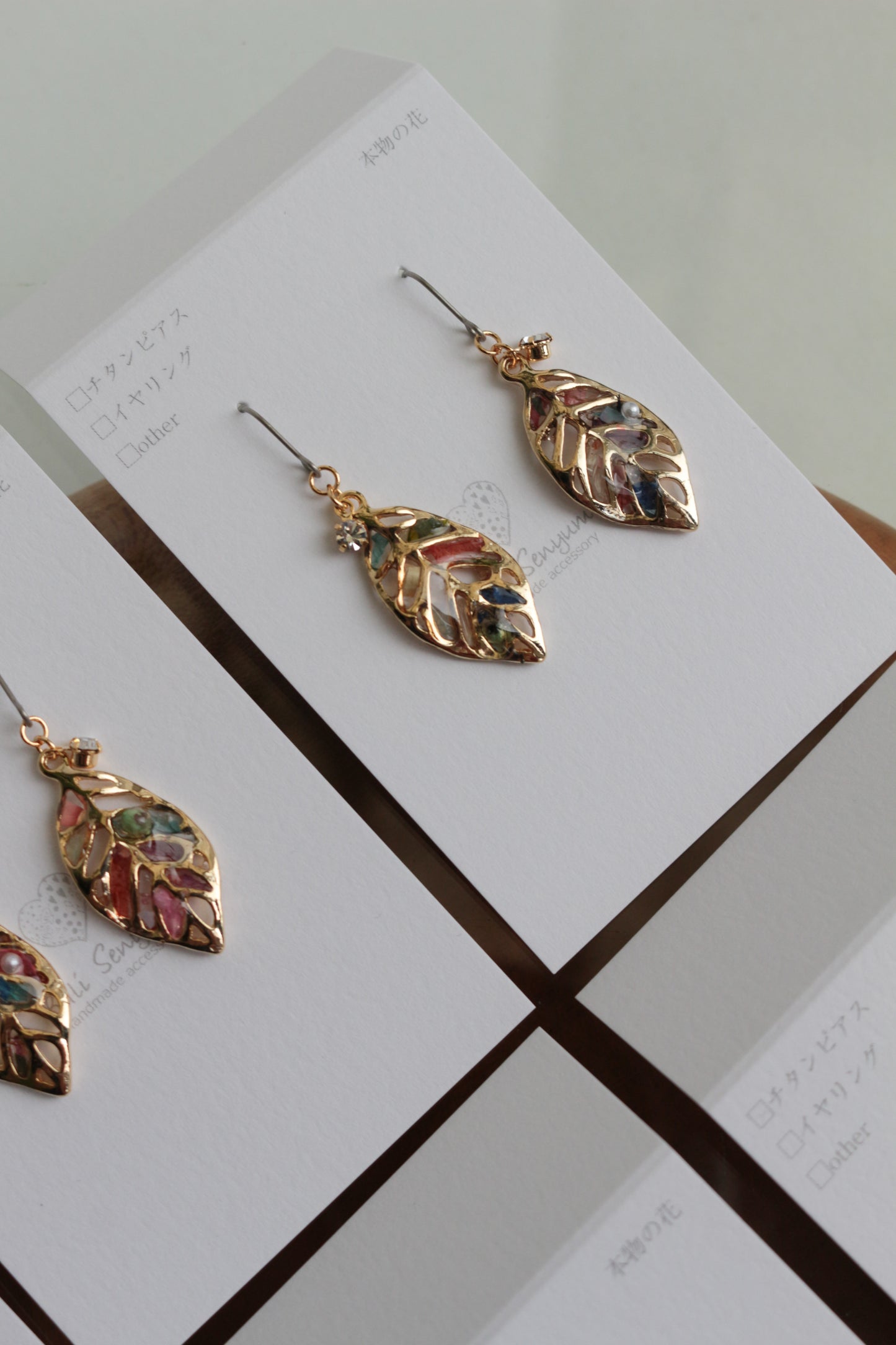 Small Leaf Earrings With Seasonal Flower Petals No.6 ピアス or イヤリング