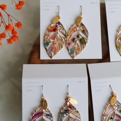 Leaf Earrings With Seasonal Flower Petals No.57 ピアスorイヤリング