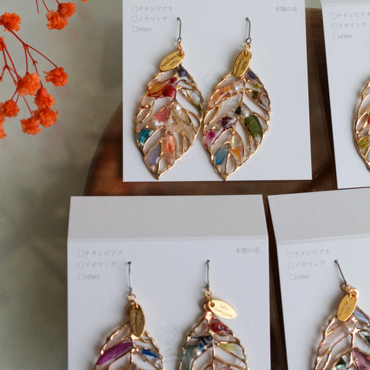 Leaf Earrings With Seasonal Flower Petals No.57 ピアスorイヤリング