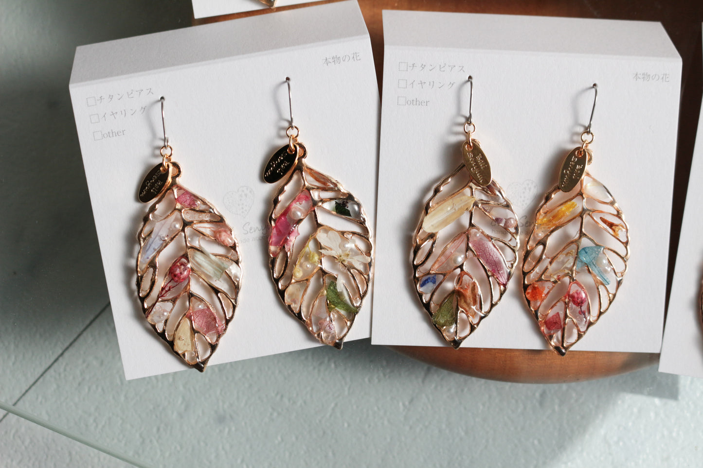 Leaf Earrings With Seasonal Flower Petals No.62 ピアスorイヤリング