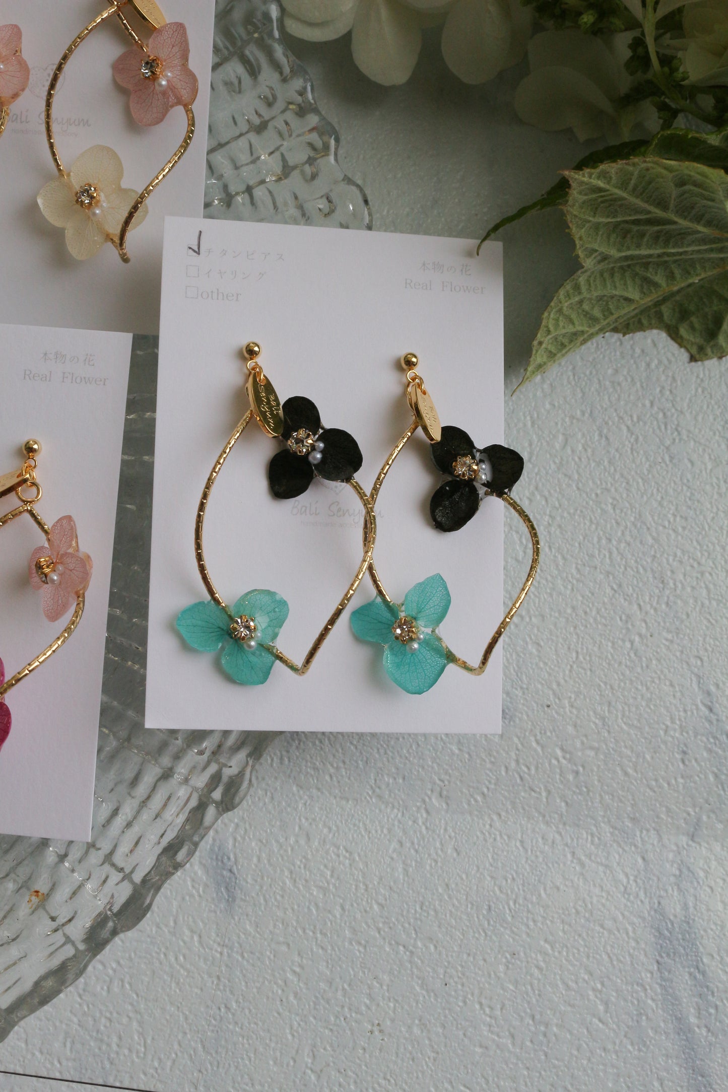 Twisted Tear-Drop Hoop Earrings with Hydrangeas No.1 ピアスorイヤリング