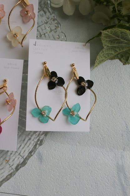 Twisted Tear-Drop Hoop Earrings with Hydrangeas No.1 ピアスorイヤリング