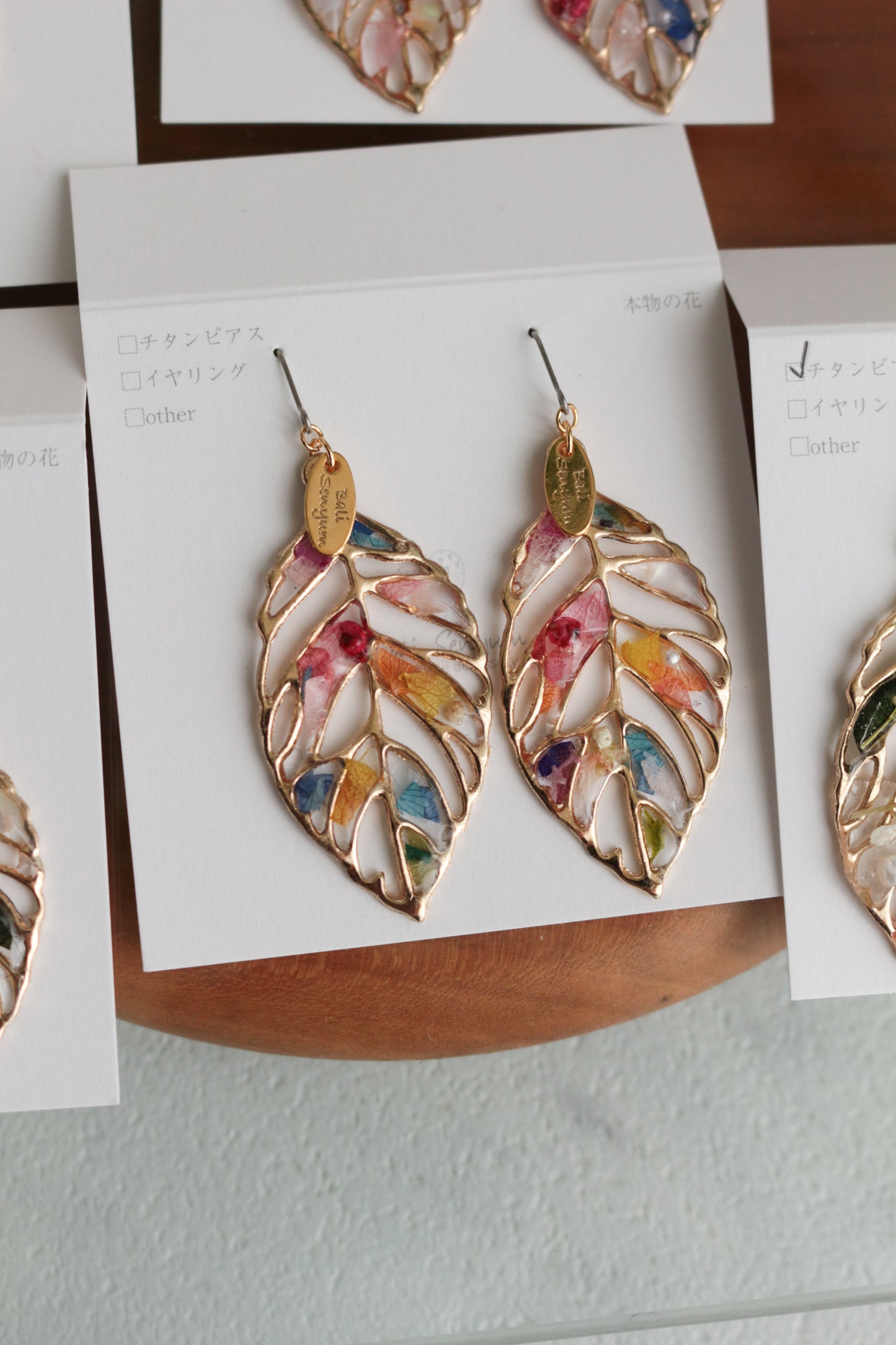 Leaf Earrings With Seasonal Flower Petals No.58 ピアスorイヤリング