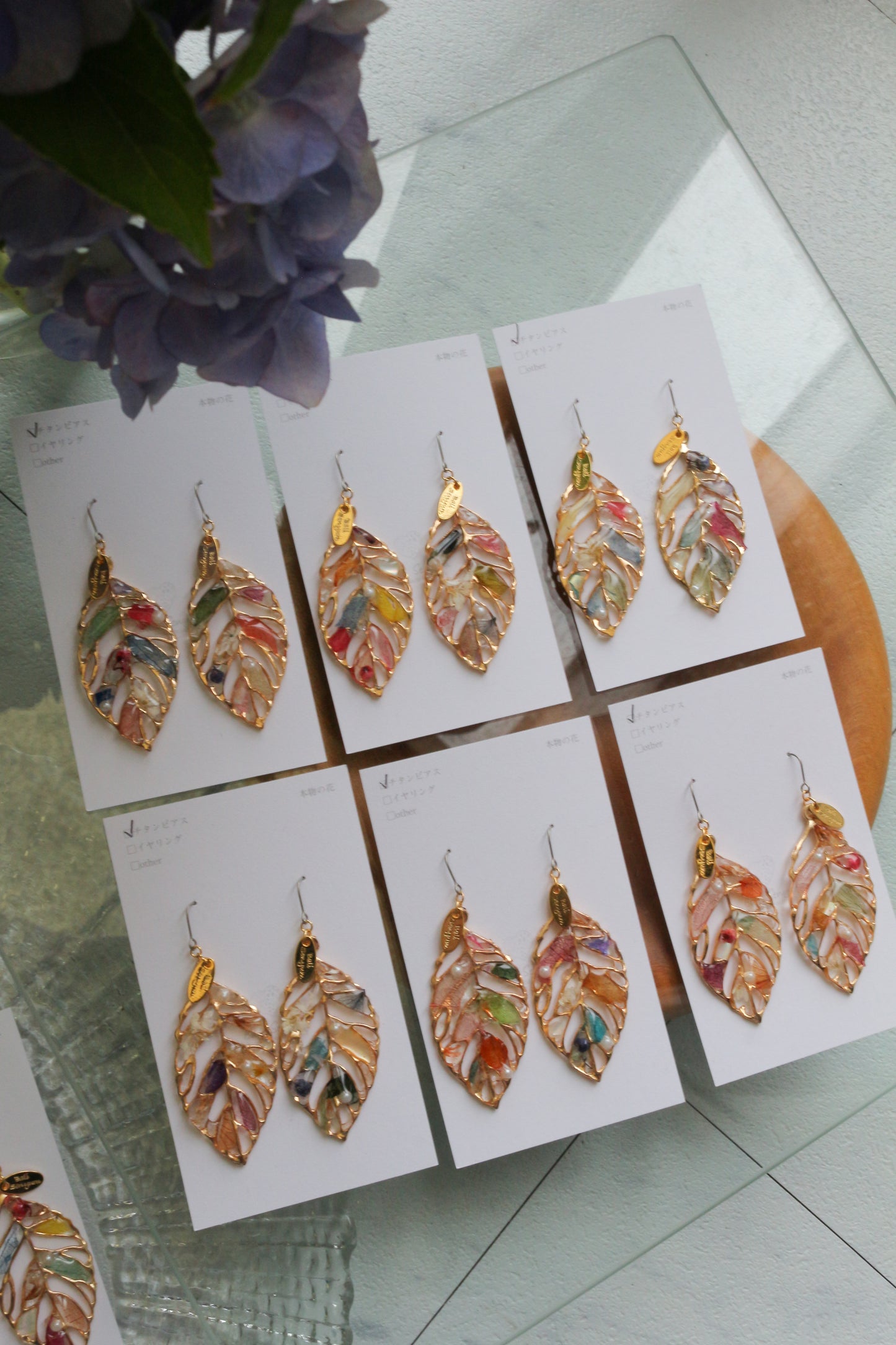 Leaf Earrings With Seasonal Flower Petals No.68    ピアスorイヤリング