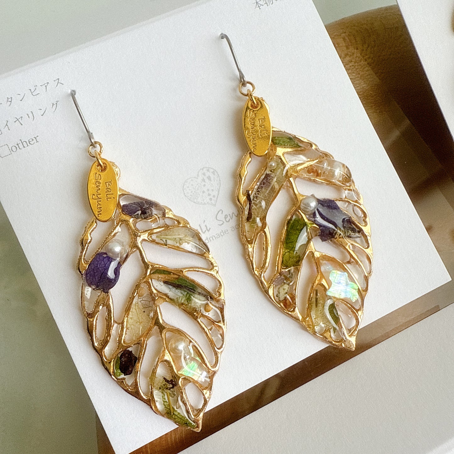 Leaf Earrings With Seasonal Flower Petals No.55 ピアスorイヤリング