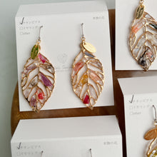 Leaf Earrings With Seasonal Flower Petals No.39