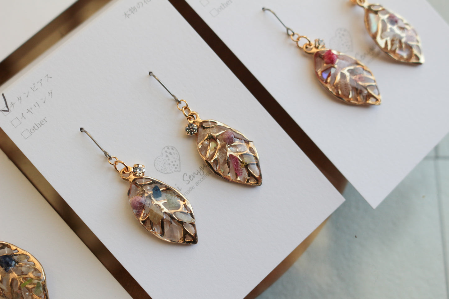 Small Leaf Earrings With Seasonal Flower Petals No.8 ピアス or イヤリング