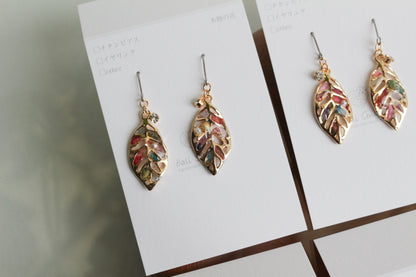 Small Leaf Earrings With Seasonal Flower Petals No.6 ピアス or イヤリング