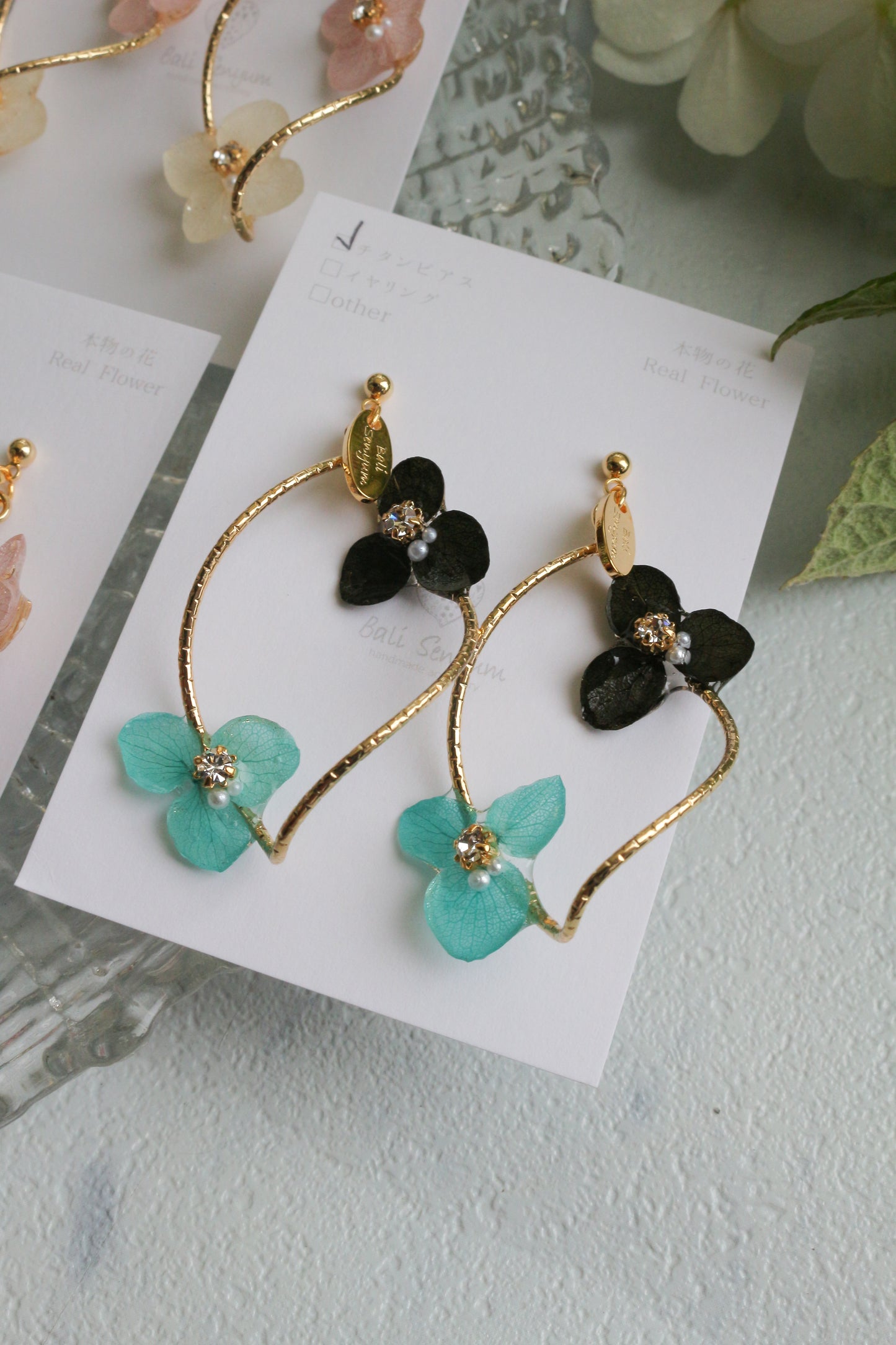 Twisted Tear-Drop Hoop Earrings with Hydrangeas No.1 ピアスorイヤリング