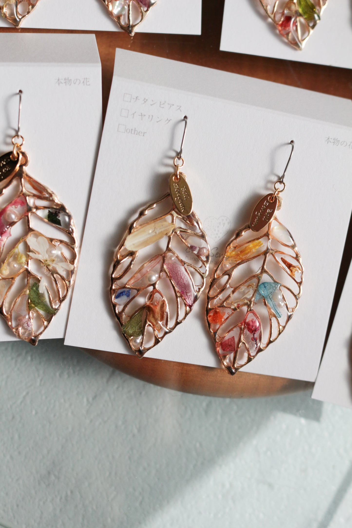 Leaf Earrings With Seasonal Flower Petals No.62 ピアスorイヤリング