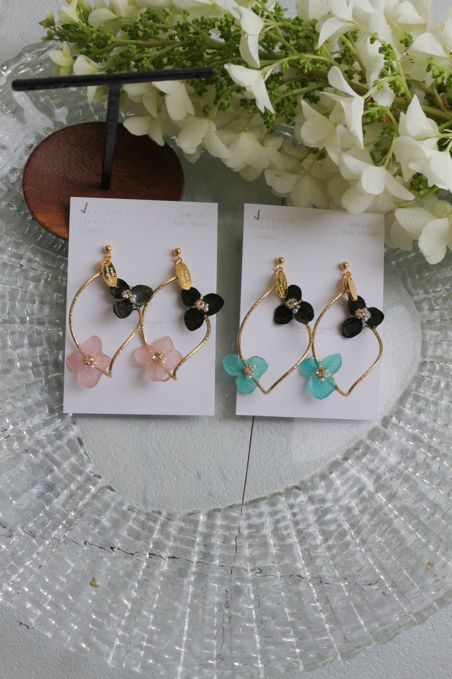 Twisted Tear-Drop Hoop Earrings with Hydrangeas No.1 ピアスorイヤリング