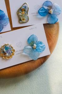 Blue Gradation Hydrangea and Flower Medallion チタンピアス　No.5