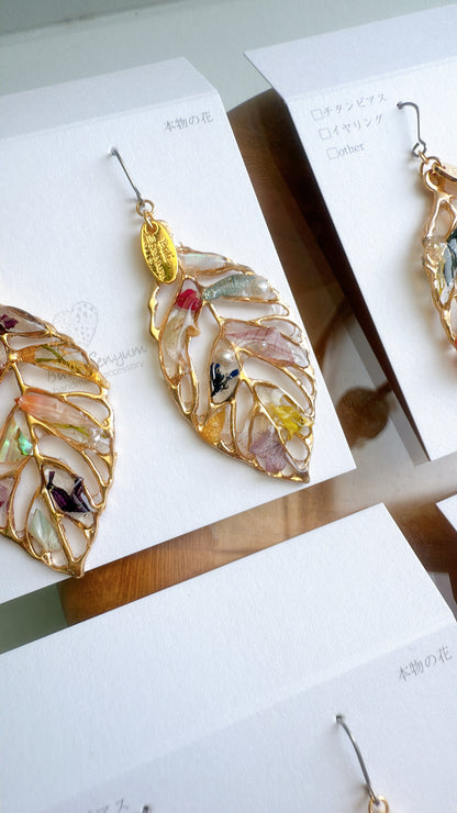 Leaf Earrings With Seasonal Flower Petals No.53 ピアスorイヤリング