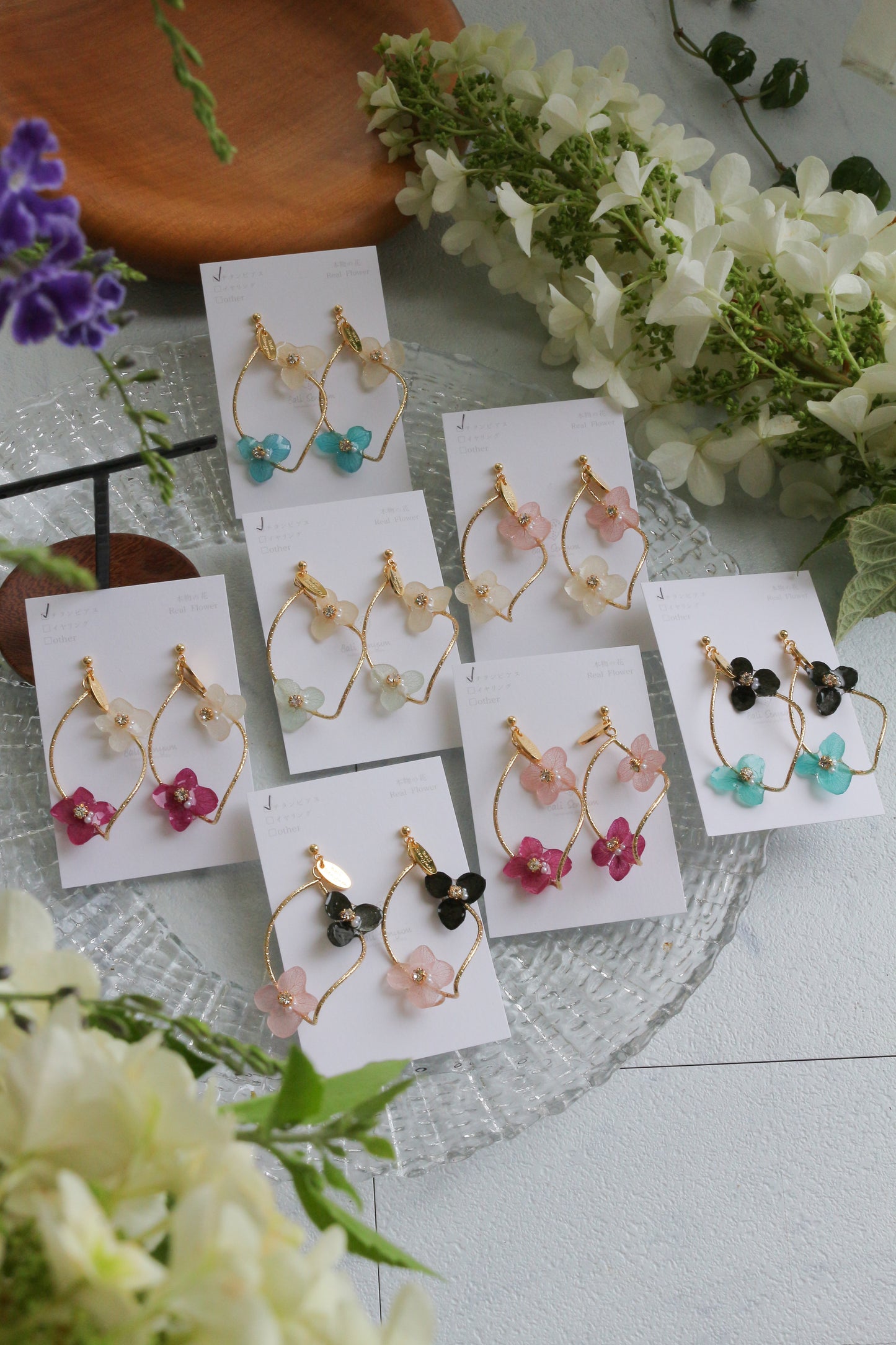 Twisted Tear-Drop Hoop Earrings with Hydrangeas No.1 ピアスorイヤリング