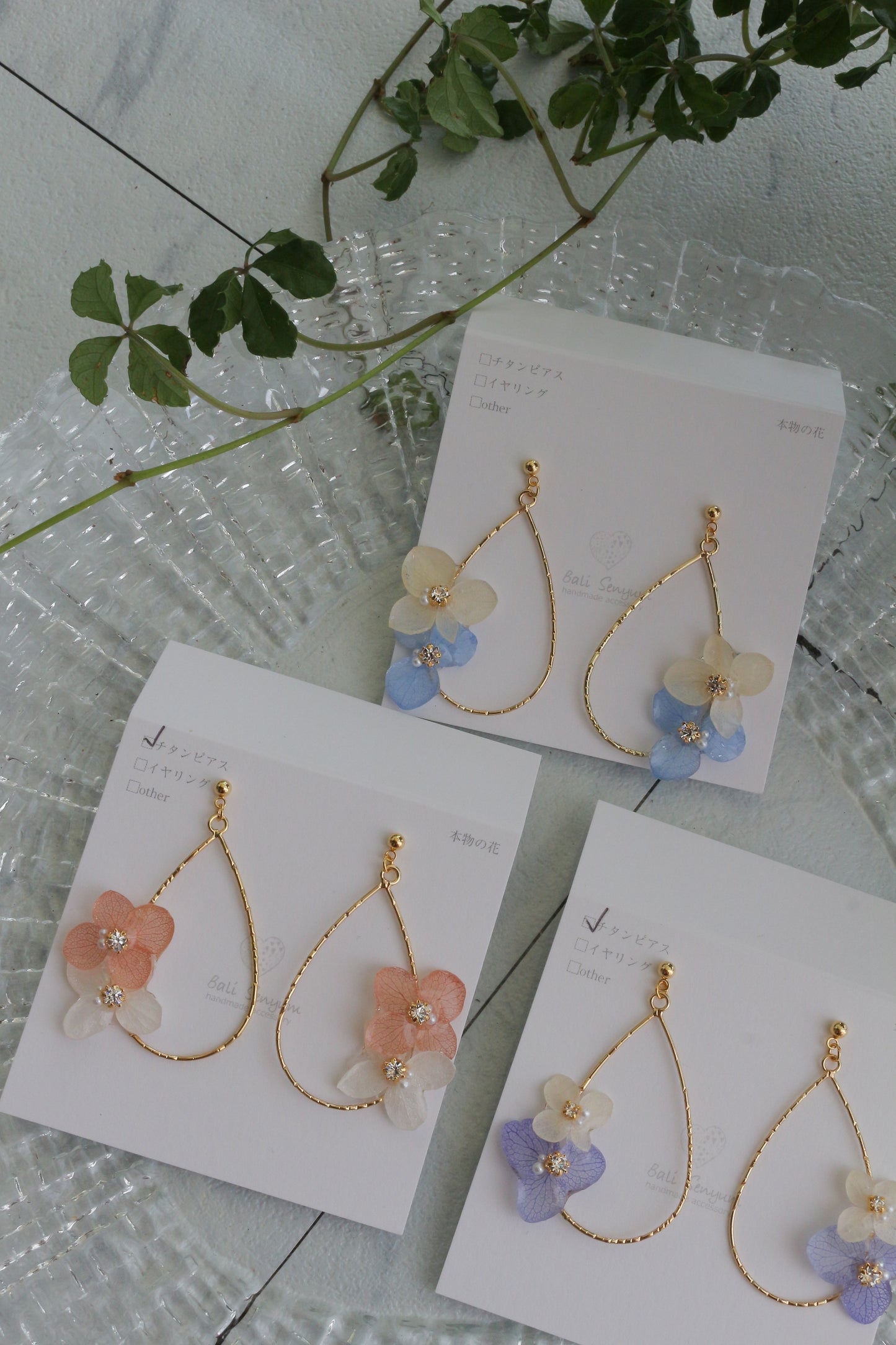 Teardrop Hoop Earrings with Hydrangeas No.21 ピアスorイヤリング