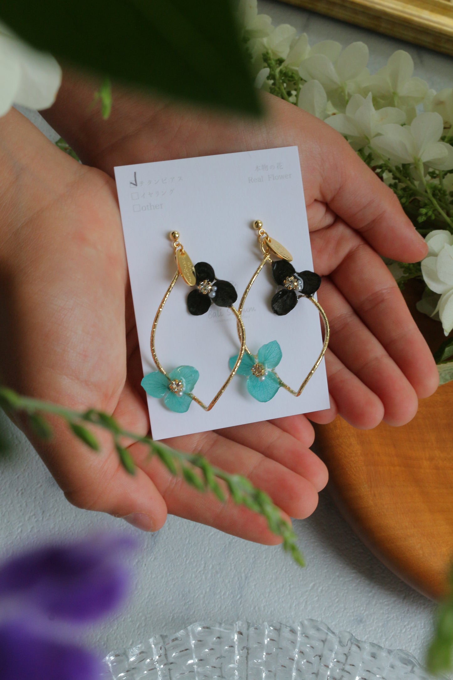 Twisted Tear-Drop Hoop Earrings with Hydrangeas No.1 ピアスorイヤリング