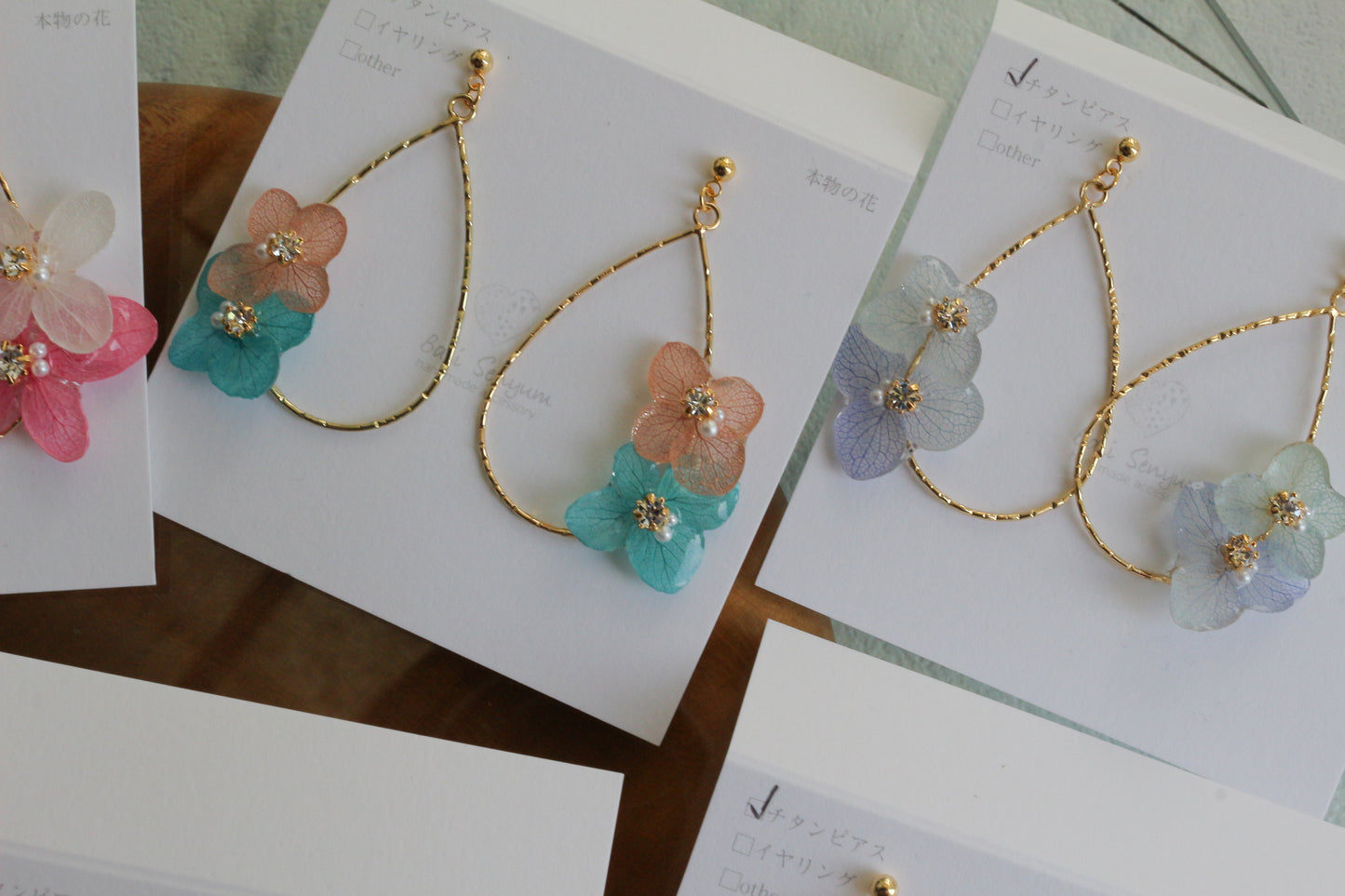 Teardrop Hoop Earrings with Hydrangeas No.20 ピアスorイヤリング