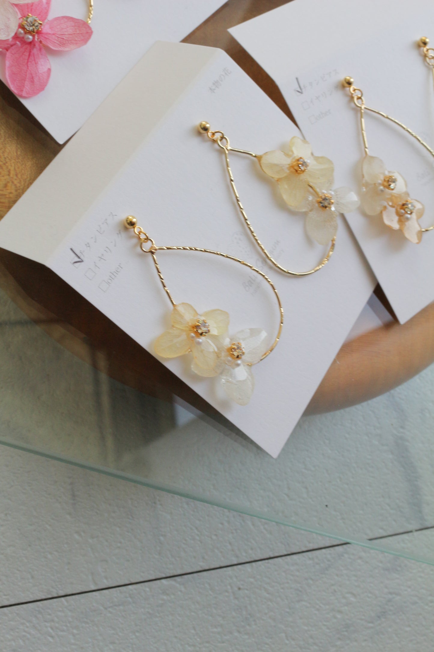 Teardrop Hoop Earrings with Hydrangeas No.20 ピアスorイヤリング